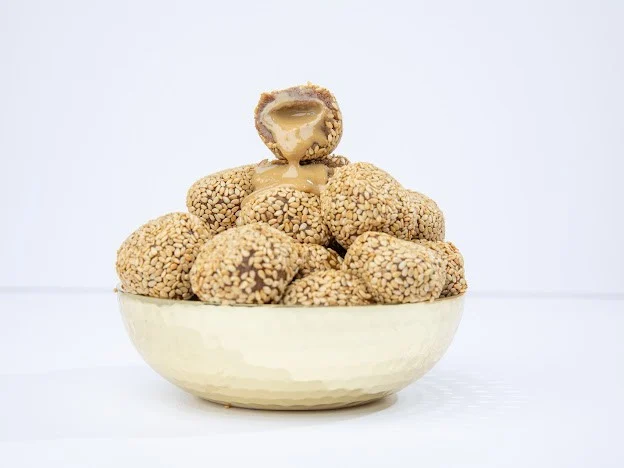 كرات التمر بالسمسم حشوة الطحينه